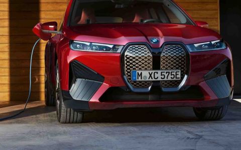 BMW iX aduce viitorul mai aproape. Ce oferă puterea electrică ghidată de inteligență