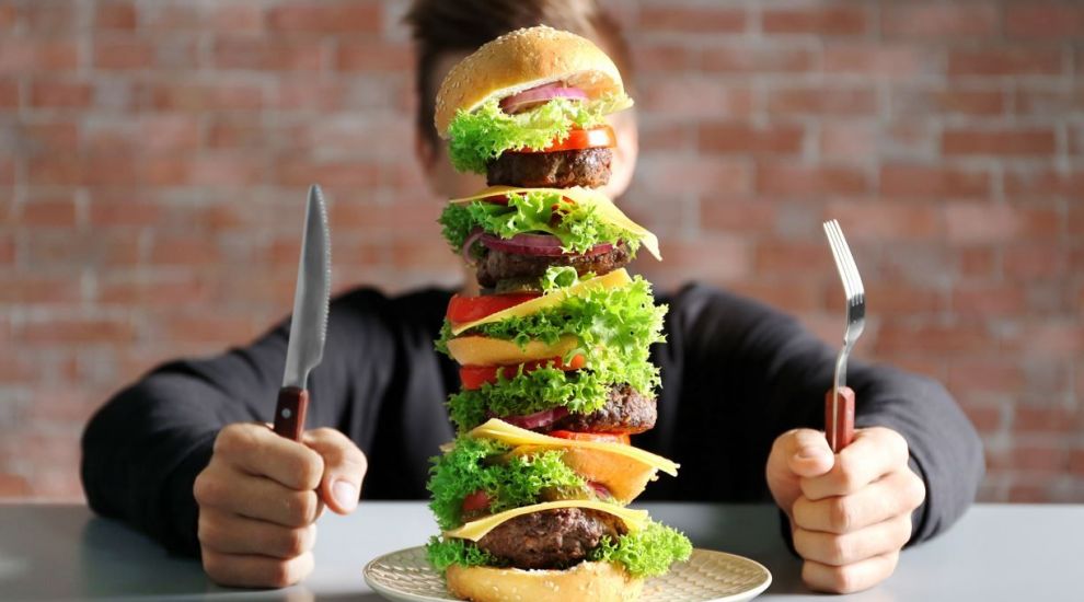 
	Record absolut! Cum arată bărbatul care de 50 de ani mănâncă hamburgeri în fiecare zi
