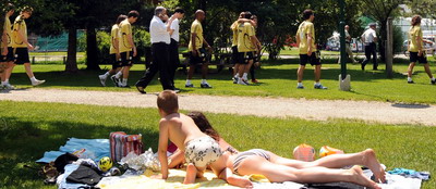FOTO! Spaniolii au facut antrenament intr-un parc!