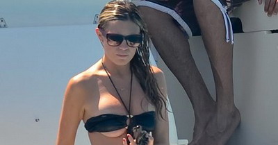 FOTO / Abbey Clancy a uitat ce masura poarta la sutien