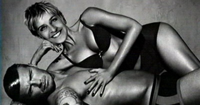 Vezi cine a pozat sexy langa David Beckham!