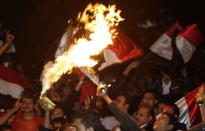 <span style="color: #ff0000">FOTO: Fotbalul groazei la Cairo! </span>Fanii s-au batut pe strazi dupa meci!