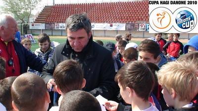 Si tu poti sa joci fotbal cu Hagi! <span style="color: #ff0000">VEZI AICI CUM:</span>