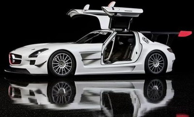 Primele imagini cu Mercedes SLS AMG GT3 care se bate cu BMW-ul Z4 GT3 de 300 de mii de euro!