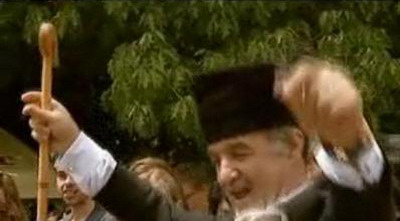 <span style="color: #ff0000">GIGI party people!</span> Vezi cele mai noi scheme de dans marca Gigi Becali! VIDEO