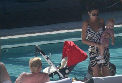 FOTO / Becker si-a scos copilul si nevasta la piscina! Vezi imagini cu fostul tenisman si manechinul Lilly!