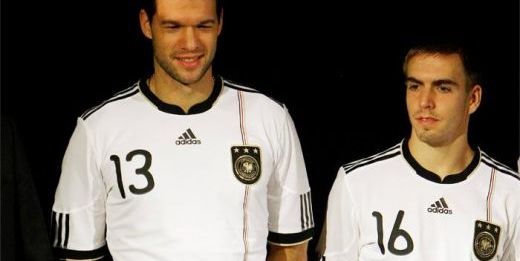 Atacati pe la spate: "Germania joaca un fotbal GAY si e controlata de o adunatura de homosexuali!"