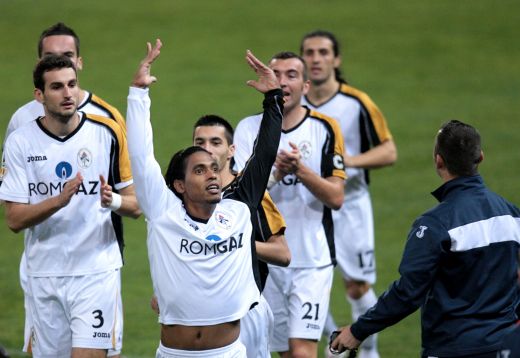 VIDEO / Eric a incercat sa-l imite pe Ronaldinho! Vezi de cate ori a trimis mingea in BARA!