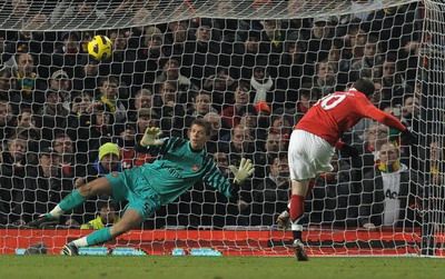 VIDEO / Cum l-a facut portarul lui Arsenal pe Rooney sa rateze un penalty!