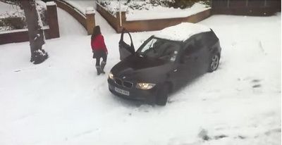 <span style="color: #f00">VIDEO:</span> Cea mai blonda bruneta! A lasat masina in viteaza si s-a dat jos s-o impinga!