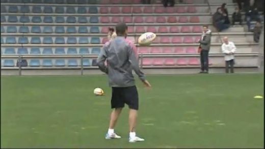 VIDEO /<span style="color: rgb(255,0,0)"> SENZATIONAL:</span> Starurile Barcei au facut antrenament cu mingea de rugby! Vezi ce jonglerii a facut Dani Alves: