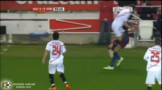 VIDEO / <span style="color: rgb(255, 0, 0);">ASTA</span> este lovitura pe care au simtit-o trei oameni! Pique, Shakira si Pep Guardiola :))