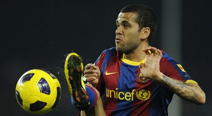 <span style="color: rgb(255, 0, 0);">Barcelona face ORICE sa-l pastreze pe Dani Alves!</span> Vezi cum incearca sa-i ALUNGE pe cei de la Manchester City