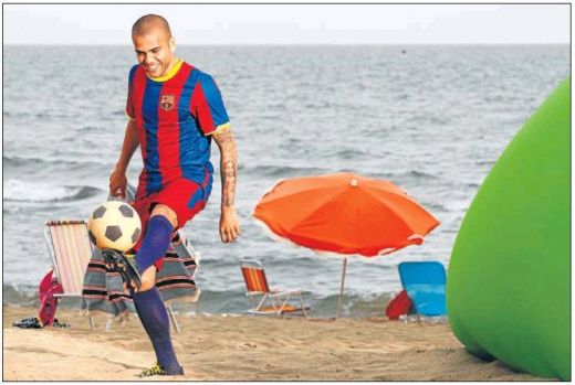<span style="color: rgb(255, 0, 0);">SUPER VIDEO! </span>Dani Alves vrea sa fie REGELE jongleriilor la Barcelona! Vezi imagini din ultima sa reclama!