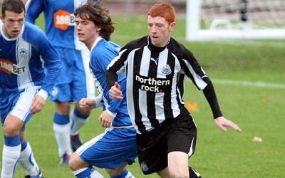 Un electrician a ajuns din <span style="color: rgb(255, 0, 0);">liga a 10-a </span>la Newcastle in doar 6 luni! EL este <span style="color: rgb(255, 0, 0);">"Roscatul": </span>