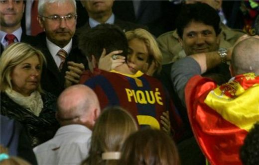 FOTO / Vezi cum l-a consolat Shakira pe Pique dupa infrangerea cu Real din Cupa!