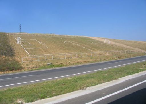 <span style="color: #f00">INCREDIBIL!</span> Romanii intra in topul celor mai ciudate stadioane din lume! <span style="color: #f00">Se face stadion in panta la Bihor!</span> :)