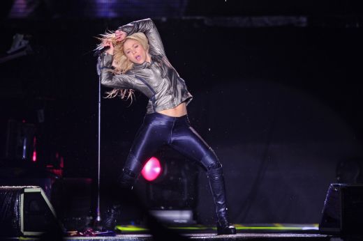 <span style="color: rgb(255, 0, 0);">FOTO! </span>Cea mai SEXY fana a Barcelonei a facut SHOW la Bucuresti! <span style="color: rgb(255, 0, 0);">Super imagini de la concertul Shakira</span>