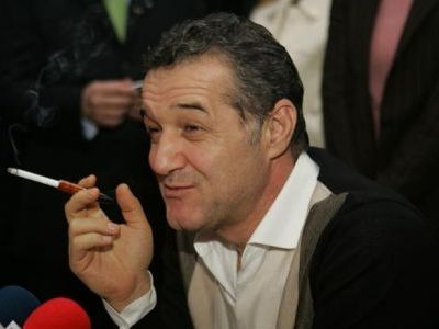 Becali: "Olaroiu a dat doua telefoane, <span style="color: rgb(255, 0, 0);">vorbea tactic</span>, n-am inteles ce-a zis sa faca echipa!" :)) De ce nu bate Steaua la Medias: