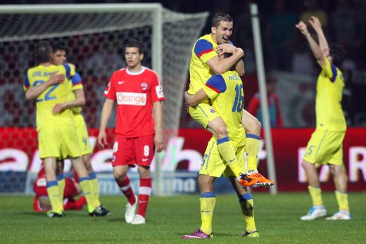 Szekely si-a luat <span style="color: #f00">ADIO</span> de la Steaua! Vezi ce mesaj le transmite suporterilor si ce cine e jucatorul care <span style="color: #f00">PLEACA</span> alaturi de el!