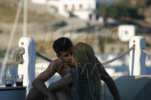 <span style="color: rgb(255, 0, 0);">FOTO HOT:</span> Scene de dragoste cu Shakira si Pique in vacanta din Grecia!