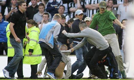 VIDEO Huliganii n-au vacanta! Sute de fani ai lui Newcastle au patruns pe teren! Bataie <span style="color: #f00">MONSTRU</span> cu fortele de ordine!