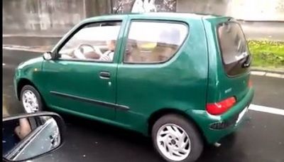 Din ciclul "soferi care n-au nici o treaba cu masina"!
