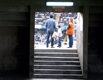 <span style="color: rgb(255, 0, 0);">Descriere sfasietoare: </span>Secundele de GROAZA in care Alcacer de la Valencia a privit in lacrimi cum tatal sau MOARE pe stadion! Vezi reactia jucatorului