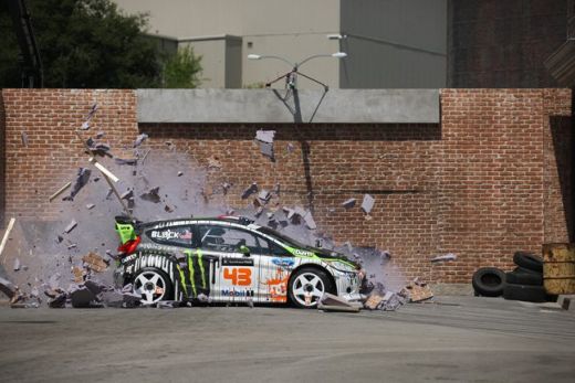 VIDEO <span style="color: #f00">DEMENTIAL!</span> Ken Block revine cu un Ford Fiesta nou intr-o MEGA reclama la DC Shoes!