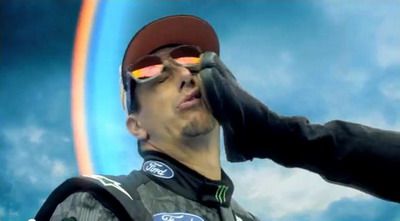 VIDEO: Ce lovitura de imagine! <span style="color: #f00">Ken Block e devastator in Gymkhana 4! </span>
