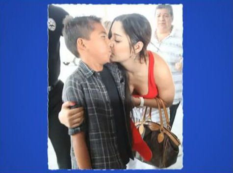 VIDEO Larissa Riquelme socheaza din nou! A sarutat un pusti de 11 ani pe gura!