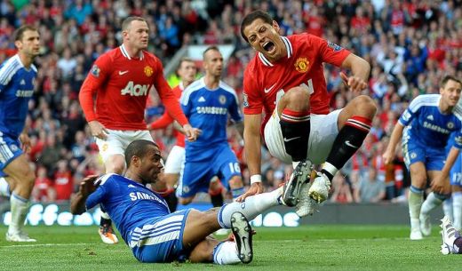 VIDEO Arbitraj de "Liga I" in Premier League! Ferguson il face <span style="color: #f00">PRAF</span> pe arbitru! Intrarea <span style="color: #f00">HORROR </span>a lui Cole la Chicharito: