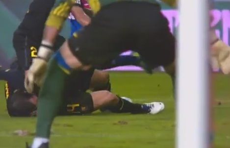 <span style="color: rgb(255, 0, 0);">VIDEO! </span>Guardiola a inghetat la faza asta: Dani Alves l-a calcat cu genunchiul pe cap pe Mascherano