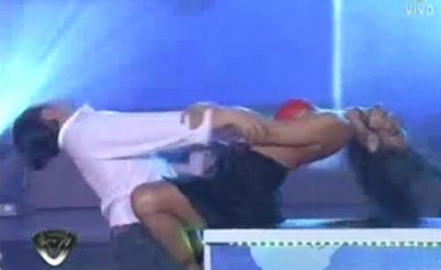 <span style="color:#f00;">VIDEO INCENDIAR! </span>Larissa Riquelme mimeaza sexul la <span style="color:#f00;">Dansez pentru tine</span>! Striptease-ul cu care i-a innebunit pe argentinieni: