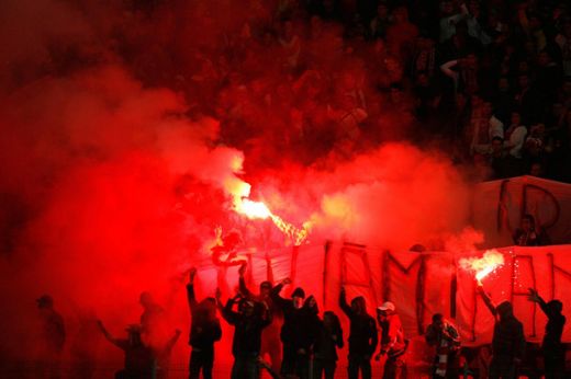<span style="color: rgb(255, 0, 0);">REVOLUTIE</span> la Dinamo! Ultrasii au luat foc in razboiul cu sefii: "Unde sunt banii pe Torje?"