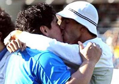 Maradona e <span style="color: #f00">DISPERAT</span> dupa lectia primita de la Ion Marin! L-a cerut pe Tevez de <span style="color: #f00">URGENTA! </span>Ce raspuns a primit!