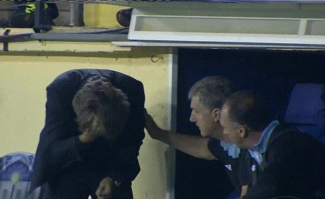 VIDEO / Mancini, blestemat de Tevez? Antrenorul lui City si-a <span style="color: #f00">SPART </span>capul in banca de rezerve de la Villarreal!