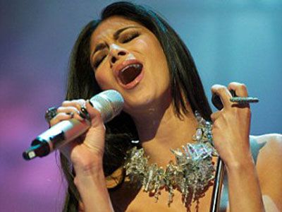Nicole Scherzinger, <span style="color: rgb(255, 0, 0);">PREA SEXY pentru pudici</span>. Vezi DECOLTEUL care l-a facut pe Lewis Hamilton verde de ciuda