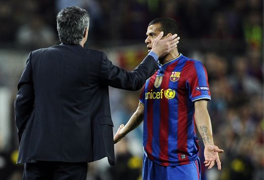 Mourinho, atacat de Dani Alves: "<span style="color:#f00;">Invidia e foarte rea! </span>Suntem cei mai buni din lume si asta doare" Care e marele <span style="color:#f00;">defect </span>al antrenorului de la Real: