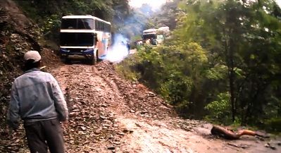 <span style="color: #f00">VIDEO SOCANT: Un sofer cade cu autocarul in prapastie si moare</span> pe drumul care ucide 300 de oameni in fiecare an !