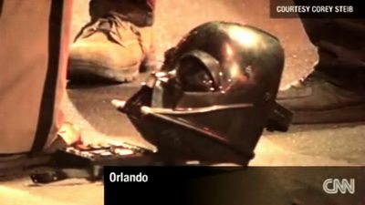 <span style="color: #f00">NEWS ALERT !</span> <span style="color: #f00">Darth Vader s-a suparat pe aparatorii legii </span>si le-a tras o mama de bataie ca la el in galaxie!