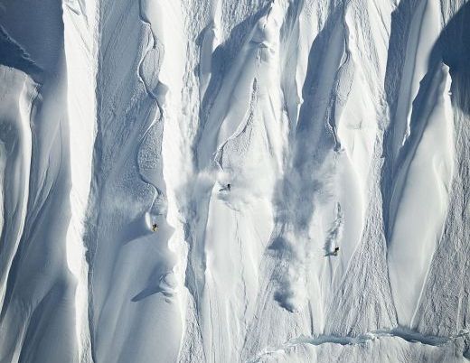 FOTO DEMENTIAL! <span style="color: #f00">Snowboard la un alt nivel! </span>Cum a fost cucerit un munte URIAS din Alaska de trei tipi care au SIFDAT moartea!