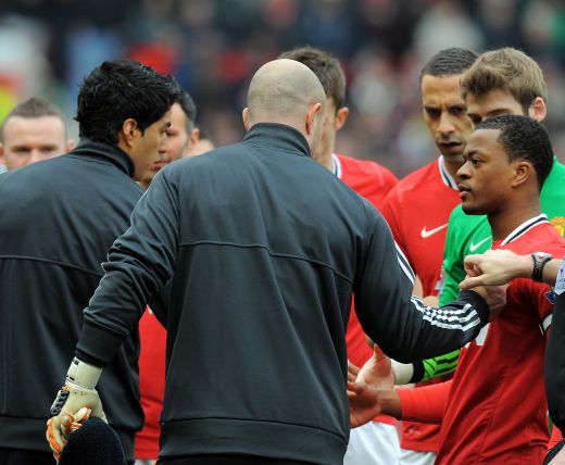<span style="color: rgb(255, 0, 0);">VIDEO INCREDIBIL!</span> Evra si Suarez, aproape sa se ia la bataie inainte de Man. United - Liverpool cand echipele dadeau noroc