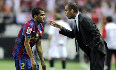 Dani Alves le ia apararea arbitrilor: <span style="color:#f00;">"Nu trebuie sa ne plangem! Noi am gresit!' </span>De ce se teme Guardiola de meciul din Liga Campionilor:
