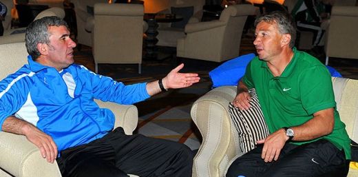 <span style="color: rgb(255, 0, 0);">Imagini LEGENDARE: </span>Dan Petrescu si Hagi au stabilit cum vor imparti EUROPA cu fosti jucatori URIASI de la Barcelona si Real Madrid
