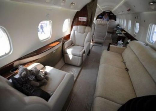 Cel mai meserias <span style="color: rgb(255, 0, 0);">actor-cascador-cantaret-coregraf</span> de la Hollywood si-a cumparat un SUPER avion! A dat 'doar 30 mil$! FOTO