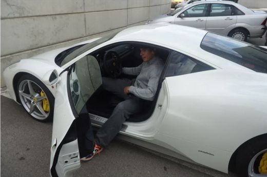 FOTO <span style="color: #f00">Nadal si-a tras un super bolid</span> de 200.000 de euro! In ce masina a venit la ultimul antrenament!