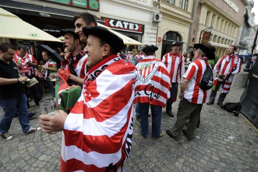 NEBUNIE in Centrul Vechi! Primele trei cuvinte in romana, invatate de fanii lui Bilbao:<span style="color: #f00"> "Mitica la puscarie"</span> VIDEO