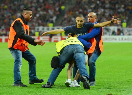 <span style="color:#f00;">SCANDAL </span>in Centrul Vechi! Fanii din Romania provoaca haos! Ce galerii s-au luat la bataie: