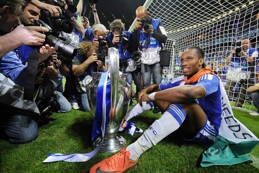 "Vorbea cu trofeul, <span style="color:#f00;">spunea ceva de Barcelona</span>..."! Povestea emotionanta din vestiarul lui Chelsea! Ce a facut Drogba dupa meci:
